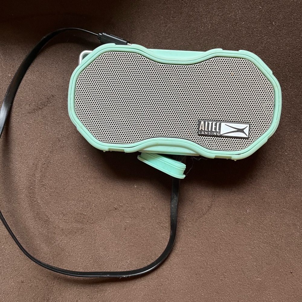 Retro look wireless speaker with charging cord, never used